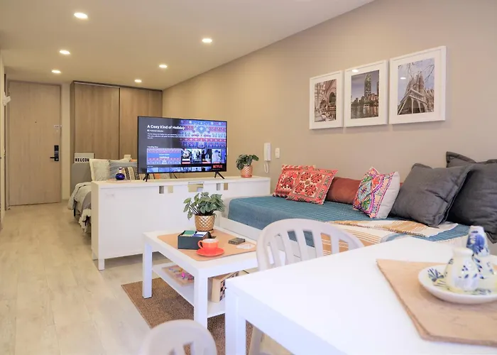 The Petit Flat - Bright & Stylish Studio Apartment Near Unicentro