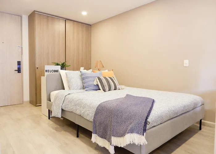 The Petit Flat - Bright & Stylish Studio Apartment Near Unicentro