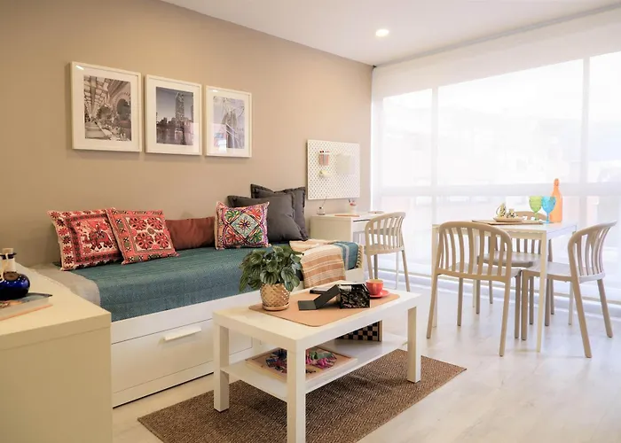 The Petit Flat - Bright & Stylish Studio Apartment Near Unicentro